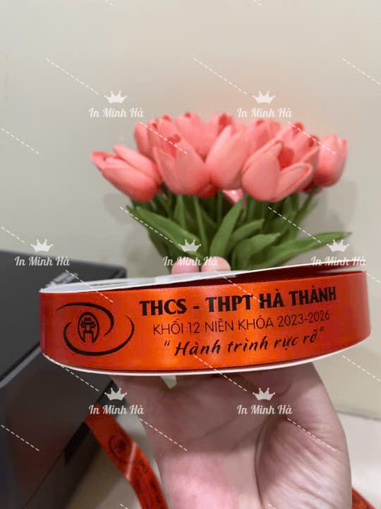 Họp lớp đông vui hơn nhờ dây ruy băng buộc cổ tay siêu nổi bật